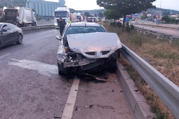 Otomobil tıra çarptı