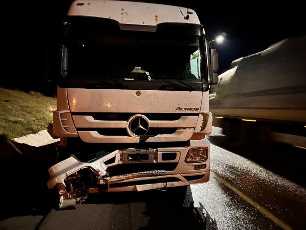 Foto - Otomobil tırdan tıra resmen sekti!