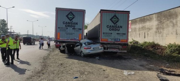 Foto - Otomobil tırın dorsesine çarptı: Polis memuru hayatını kaybetti, eşi ve çocuğu yaralandı
