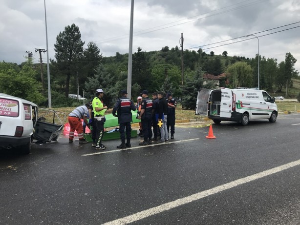 Foto - Otomobil tırla çarpıştı: 1 ölü, 2 yaralı