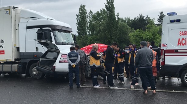 Foto - Otomobil tırla çarpıştı: 1 ölü, 2 yaralı