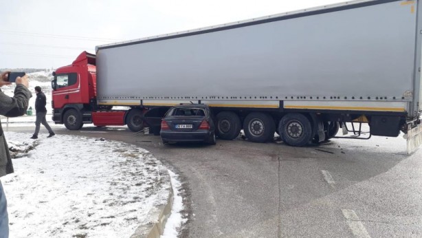 Foto - Otomobil TIR'la çarpıştı: Yaralılar var