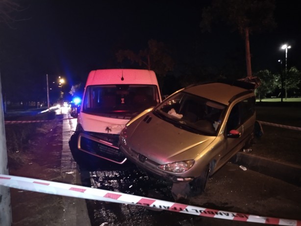 Foto - Otomobil, trafik ışıklarında bekleyen öğrenci servisine çarptı