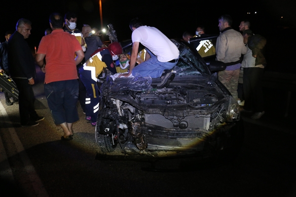 Foto - Otomobil traktör römorkuna çarptı: 2 yaralı