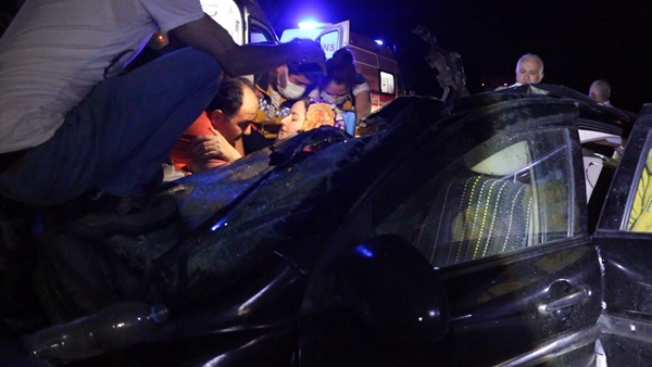 Foto - Otomobil traktör römorkuna çarptı: 2 yaralı