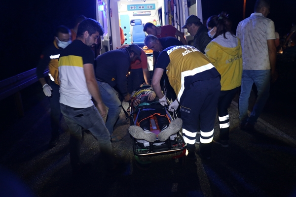 Foto - Otomobil traktör römorkuna çarptı: 2 yaralı