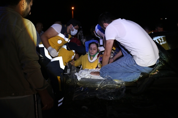 Foto - Otomobil traktör römorkuna çarptı: 2 yaralı