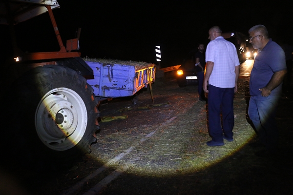 Foto - Otomobil traktör römorkuna çarptı: 2 yaralı