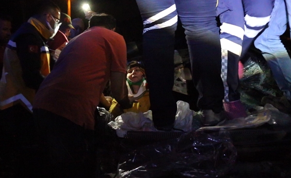 Foto - Otomobil traktör römorkuna çarptı: 2 yaralı