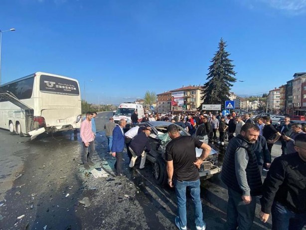 Foto - Otomobil tur otobüsüne çarptı: 2 ölü, 1 ağır yaralı