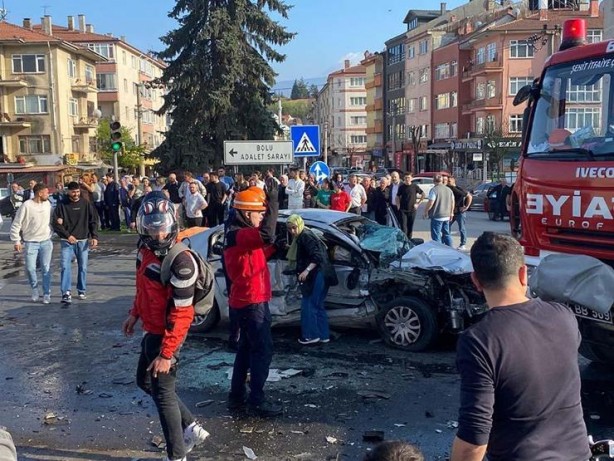 Otomobil tur otobüsüne çarptı: 2 ölü, 1 ağır yaralı