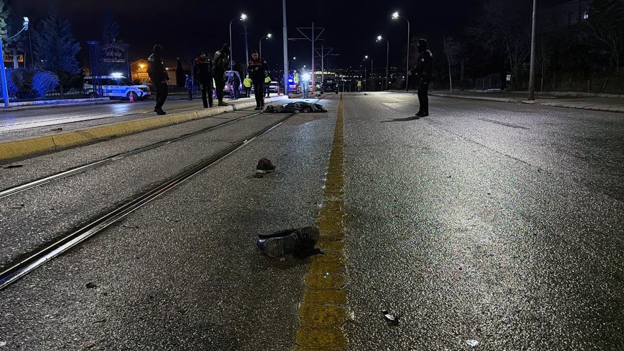 Otomobil yayaların arasına daldı! 3 kişi hayatını kaybetti