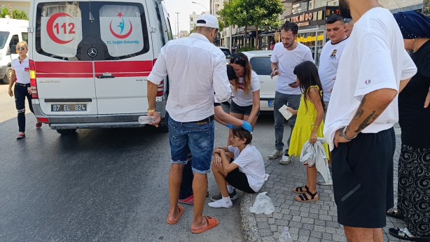 Foto - Otomobil, yola fırlayan turist çocuğa çarptı