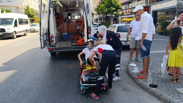 Otomobil, yola fırlayan turist çocuğa çarptı
