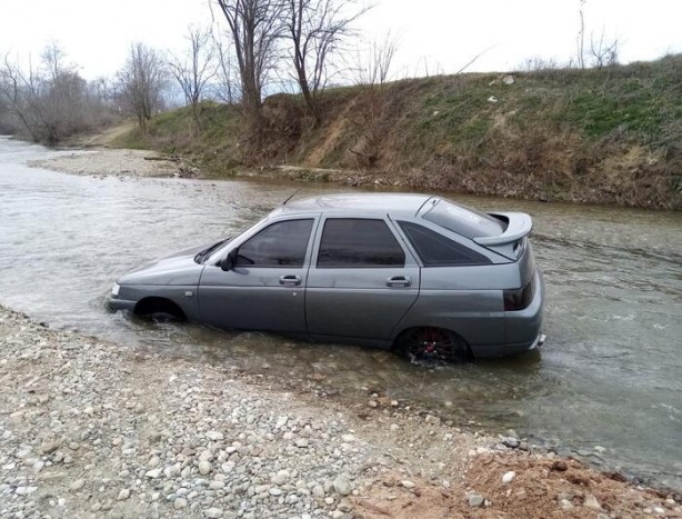 Foto - Otomobili dereye düştü! Çıkaramayınca bakın ne yaptı