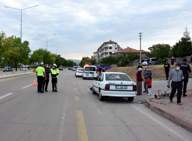 Foto - Otomobilin çarptığı 2 bisikletli yaralandı