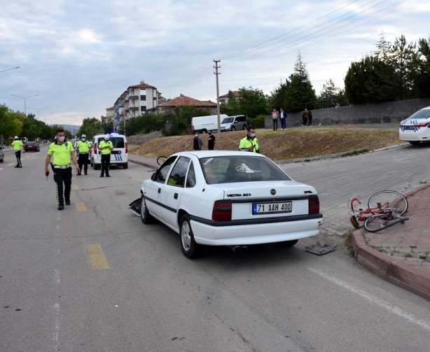 Otomobilin çarptığı 2 bisikletli yaralandı