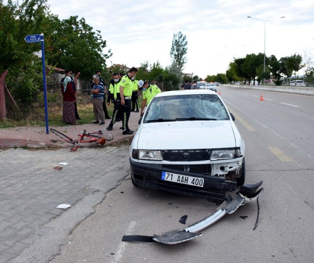Foto - Otomobilin çarptığı 2 bisikletli yaralandı