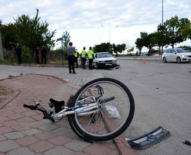 Foto - Otomobilin çarptığı 2 bisikletli yaralandı