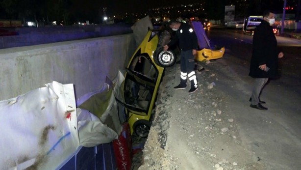 Foto - Otomobilin çarptığı taksi betonla toprak arasında asılı halde kaldı