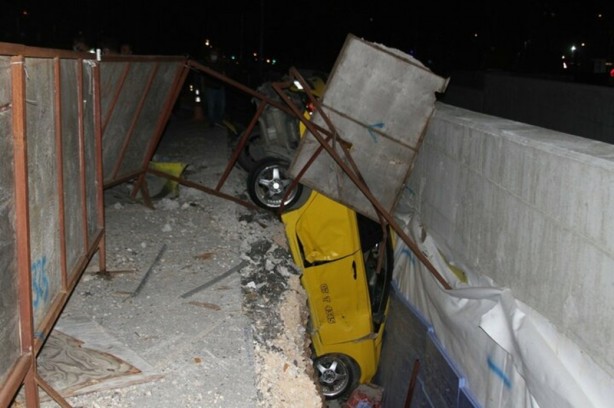 Foto - Otomobilin çarptığı taksi betonla toprak arasında asılı halde kaldı