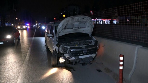 Foto - Otomobilin çarptığı taksi betonla toprak arasında asılı halde kaldı