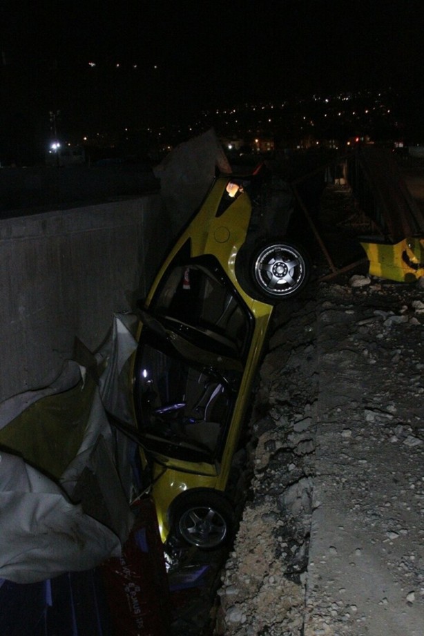 Foto - Otomobilin çarptığı taksi betonla toprak arasında asılı halde kaldı