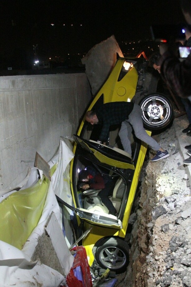 Foto - Otomobilin çarptığı taksi betonla toprak arasında asılı halde kaldı