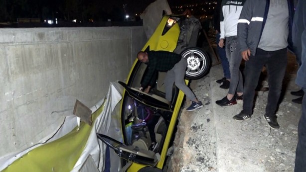 Otomobilin çarptığı taksi betonla toprak arasında asılı halde kaldı