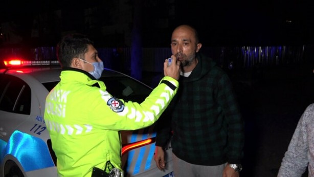 Foto - Otomobilin çarptığı taksi betonla toprak arasında asılı halde kaldı