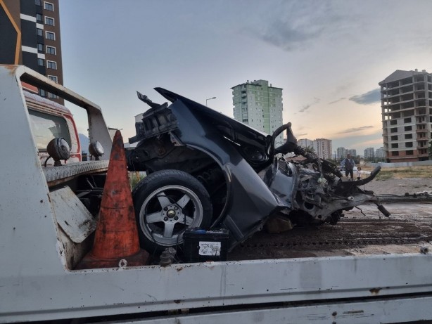 Foto - Otomobilin ikiye bölündüğü kaza 