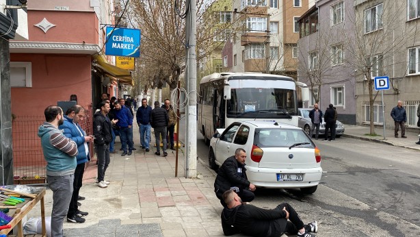 Foto - Otomobilin işçi servisi kafa kafaya girdi!