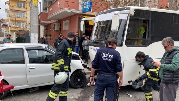 Foto - Otomobilin işçi servisi kafa kafaya girdi!
