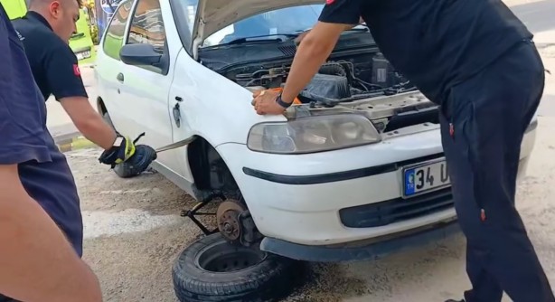 Otomobilin motoruna giren yılan teker sökülerek çıkarıldı
