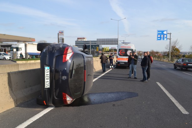 Foto - Otomobilin yan yattığı kaza kamerada