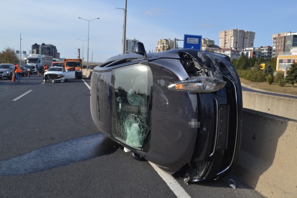 Foto - Otomobilin yan yattığı kaza kamerada