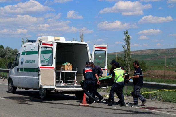 Foto - Otomobille çarpışan motosikletin sürücüsü hayatını kaybetti