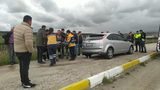 Foto - Otomobille kaldırıma çıkan sürücü ölümden döndü