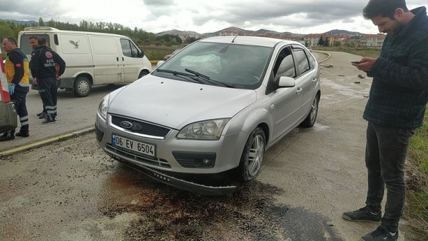 Otomobille kaldırıma çıkan sürücü ölümden döndü