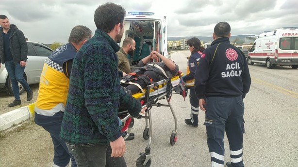 Foto - Otomobille kaldırıma çıkan sürücü ölümden döndü