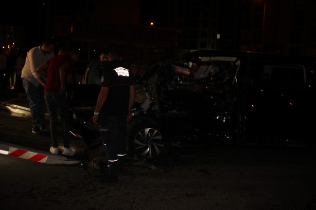 Foto - Otomobiller çarpıştı, park halindeki araçlar zarar gördü