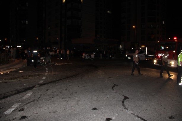 Foto - Otomobiller çarpıştı, park halindeki araçlar zarar gördü