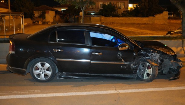 Otomobiller kafa kafaya çarpıştı: 6 yaralı