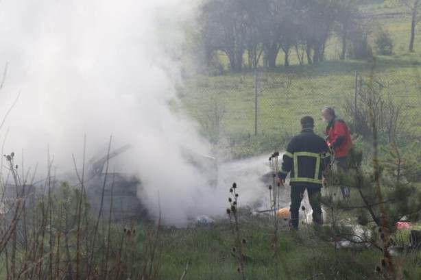 Foto - Otomobilleri alev alan çift son anda kurtarıldı!