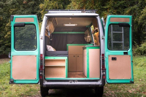 Foto - Minibüsü karavana çevirdiler!