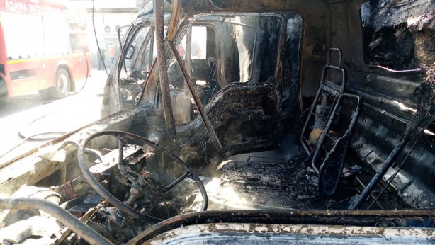 Foto - Otoparkta park halindeki 2 kamyonda yangın