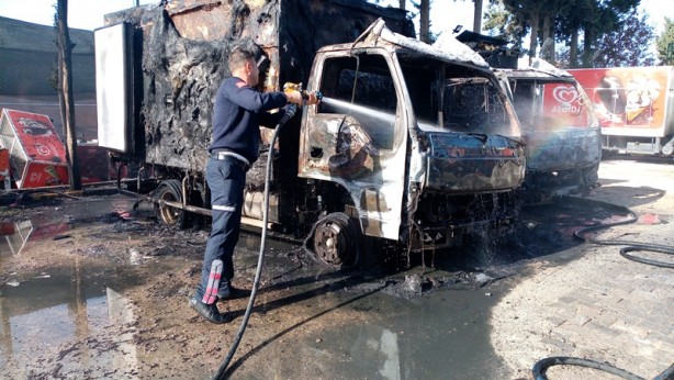 Otoparkta park halindeki 2 kamyonda yangın