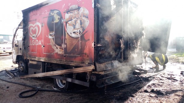 Foto - Otoparkta park halindeki 2 kamyonda yangın