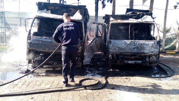 Foto - Otoparkta park halindeki 2 kamyonda yangın