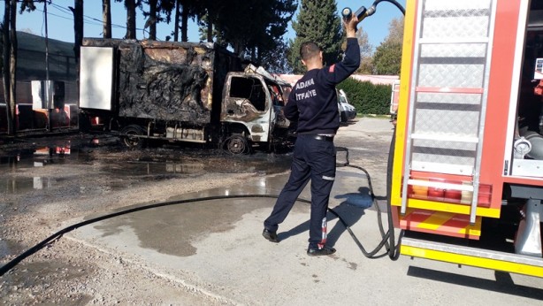 Foto - Otoparkta park halindeki 2 kamyonda yangın